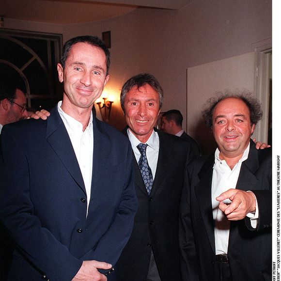 Alexandre défend le travail de son père dans "Le dîner de cons". 

Thierry Lhermitte, Francis Veber et Jacques Villeret à Paris en 1999. © Bestimage