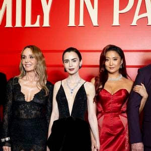 Aujourd'hui, ses accessoires de luxe s'arrachent aux quatre coins du globe, au point de s'inviter dans le dressing le plus envié du petit écran : celui de la série phénomène Emily in Paris. 

Darren Star, Philippine Leroy-Beaulieu, Lily Collins, Ashley Park, Andrew Fleming lors de la première de la série "Emily in Paris" saison 5 au Grand Rex à Paris le 15 décembre 2025.

© Pierre Perusseau / Bestimage