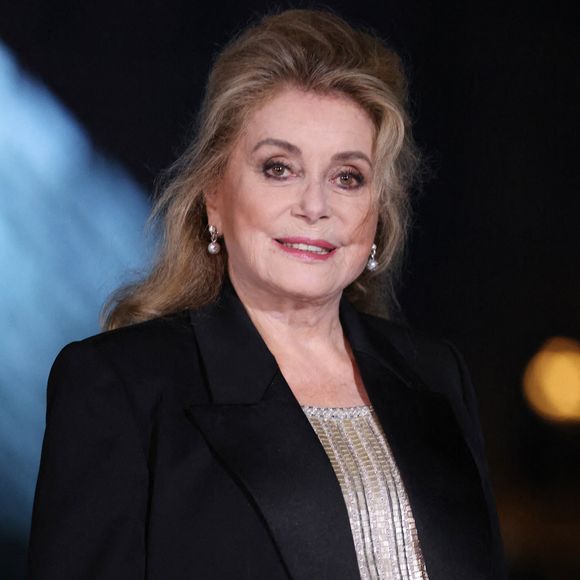 Catherine Deneuve participe au Photocall Le Grand Diner du Louvre au Musée du Louvre dans le cadre de la Fashion Week de Paris le 03 mars 2026 à Paris, France. Photo par Jerome Dominé/ABACAPRESS.COM