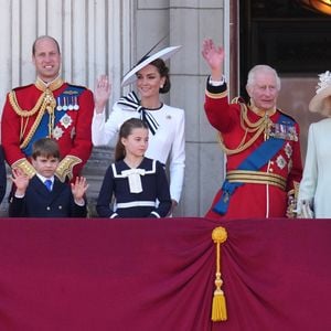 Le prince George, le prince Louis, la princesse Charlotte, le prince William, prince de Galles, Catherine Kate Middleton, princesse de Galles, le roi Charles III d'Angleterre, la reine consort Camilla - Les membres de la famille royale britannique au balcon du Palais de Buckingham lors de la parade militaire "Trooping the Colour" à Londres le 15 juin 2024

© Julien Burton / Bestimage