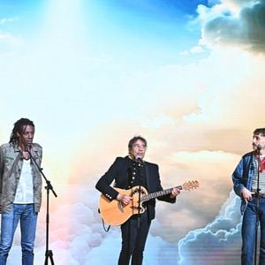 Ensemble, ils partagent bien plus que leur vie personnelle : Laurent Voulzy a signé cinq chansons du premier album d'Isaure et tous deux travaillent actuellement sur une comédie musicale intitulée Jeanne.
Exclusif - Laurent Voulzy entouré par ses fils Quentin, Julien, Cliff et Nicolas, lors de l'enregistrement de l'émission "Famille je vous aime" présentée par M. Drucker et qui sera diffusée le 13 juin 2025 sur France 3, aux Studios rive gauche à Paris, France, le 14 avril 2025. © Clovis-Gaffiot/Bestimage