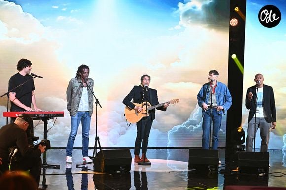 Ensemble, ils partagent bien plus que leur vie personnelle : Laurent Voulzy a signé cinq chansons du premier album d'Isaure et tous deux travaillent actuellement sur une comédie musicale intitulée Jeanne.

Exclusif -  Laurent Voulzy entouré par ses fils Quentin, Julien, Cliff et Nicolas, lors de l'enregistrement de l'émission "Famille je vous aime" présentée par M. Drucker et qui sera diffusée le 13 juin 2025 sur France 3, aux Studios rive gauche à Paris, France, le 14 avril 2025. © Clovis-Gaffiot/Bestimage