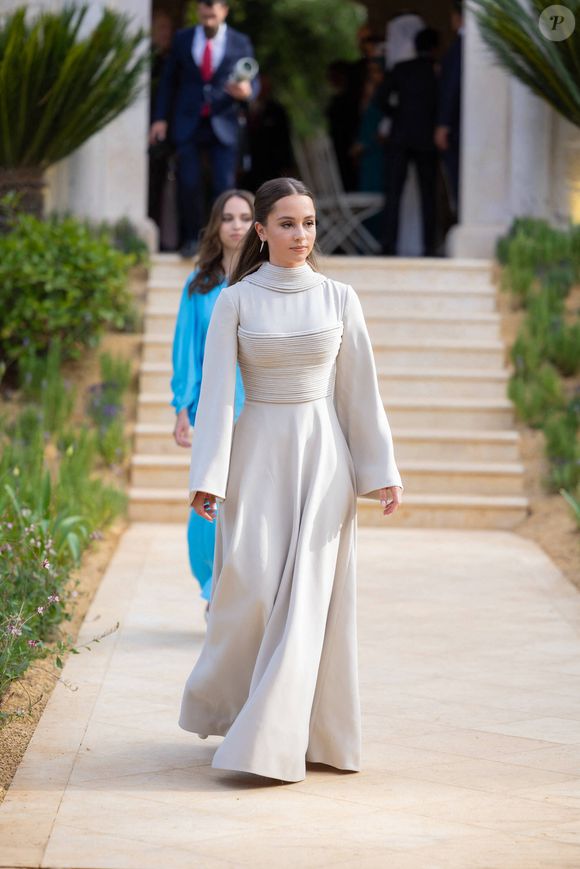 Mais la reine et le roi n'ont pas eu à attendre bien longtemps pour se plonger à nouveau dans la layette : Iman, leur fille, qui porte le même prénom que sa nièce, a en effet accouché, le 16 février 2025. 

La princesse Iman - Mariage du prince Hussein bin Abdullah II et Rajwa Al-Saif au palais Husseiniya à Amman, Jordanie le 1er juin 2023. Dana Press / Bestimage