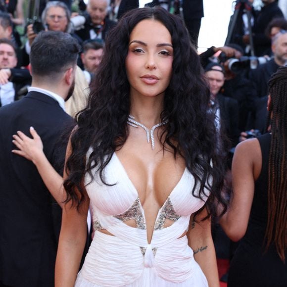 Elle portait une longue robe blanche et décolletée à bretelles

Nabilla est présent sur le tapis rouge de "L’histoire du son" au 78e Festival de Cannes, au Palais des Festivals, le 21 mai 2025 à Cannes. Photo de Jerome Domine/ABACAPRESS.COM