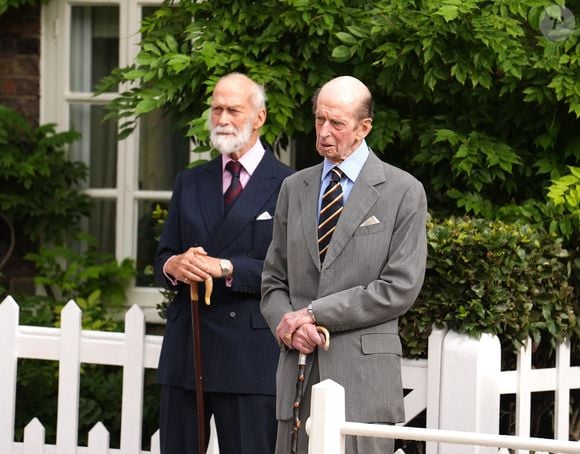 Le prince Edward, duc de Kent, regarde trois cornemuseurs des Royal Scots Dragoon Guards jouer à l'occasion de son 89ème anniversaire au palais de Kensington à Londres, le 9 octobre 2024. 
© Alpha / Bestimage