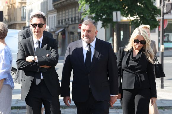 Maxime Saada et sa femme Sylvie, Gérald-Brice Viret - Arrivées aux obsèques de Philippe Labro en l'église de Saint-Germain-des-Prés à Paris le 13 juin 2025. © Dominique Jacovides - Christophe Clovis / Bestimage