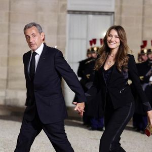 Nicolas Sarkozy et sa femme Carla Bruni-Sarkozy lors de l'accueil par le couple présidentiel français du président du Kazakhstan au palais de l'Elysée à Paris pour un dîner d'état le 5 novembre 2024. © Dominique Jacovides / Bestimage