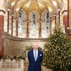 Le roi Charles III d'Angleterre, enregistre son message de voeux de Noël pour la télévision dans la chapelle Fitzrovia à Londres, le 24 décembre 2024. 
© Alpha Agency / Bestimage