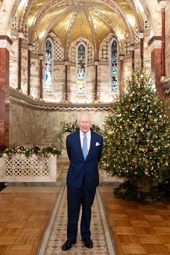 Le roi Charles III d'Angleterre, enregistre son message de voeux de Noël pour la télévision dans la chapelle Fitzrovia à Londres, le 24 décembre 2024. 
© Alpha Agency / Bestimage