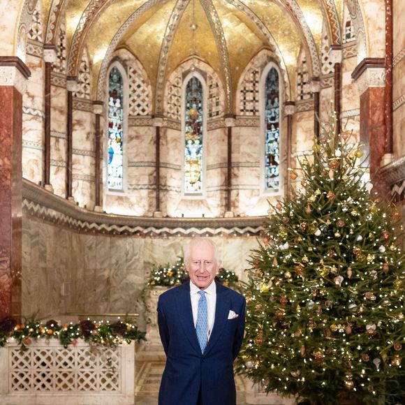 Le roi Charles III d'Angleterre, enregistre son message de voeux de Noël pour la télévision dans la chapelle Fitzrovia à Londres, le 24 décembre 2024. 
© Alpha Agency / Bestimage