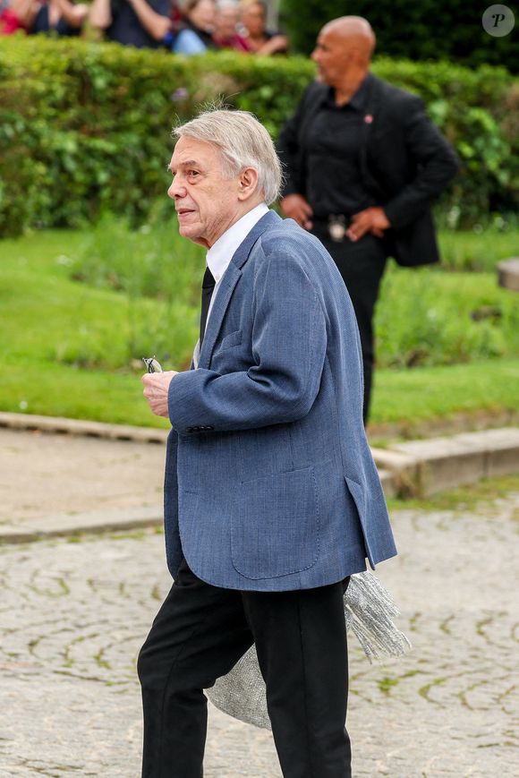 Salvatore Adamo ne veut pas faire "l'album de trop". 

Salvatore Adamo - Arrivées aux obsèques de l'auteure-compositrice-interprète et actrice française Françoise Hardy au crématorium du cimetière du Père-Lachaise à Paris, France, le 20 juin 2024. © Jacovides-Moreau/Bestimage