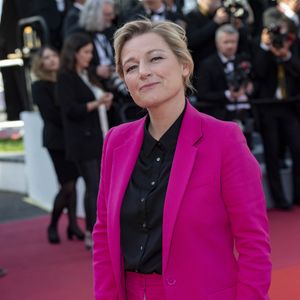 Elle est la bonne copine, la girl next door à laquelle il est facile de s'identifier. 

Anne-Elisabeth Lemoine lors de la montée des marches de la cérémonie de clôture du 72ème Festival International du Film de Cannes, le 25 mai 2019.