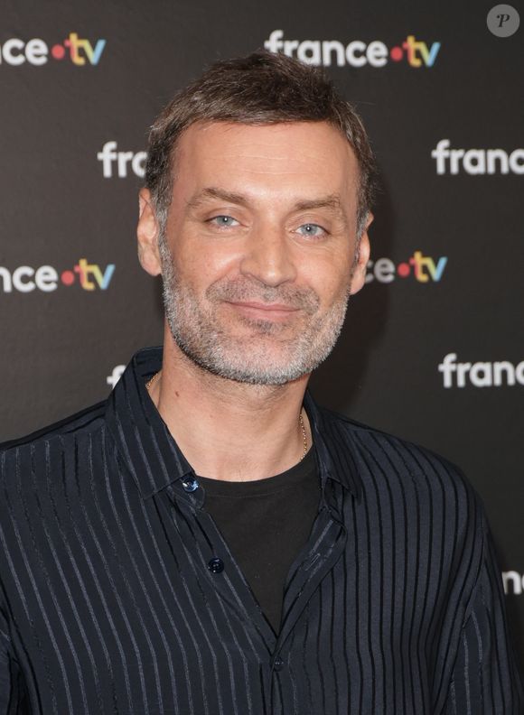 Chez lui, il a une énorme bibliothèque
Augustin Trapenard au photocall de la conférence de presse de rentrée de France Télévisions à Paris, France, le 4 septembre 2024. © Coadic Guirec/Bestimage