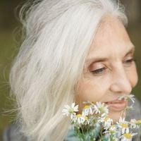 Aimez vos cheveux blancs ! Contrairement aux idées reçues, ils vous protègent considérablement