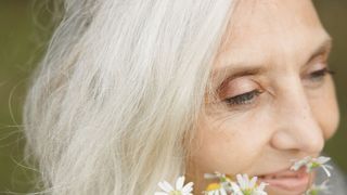 Aimez vos cheveux blancs ! Contrairement aux idées reçues, ils vous protègent considérablement