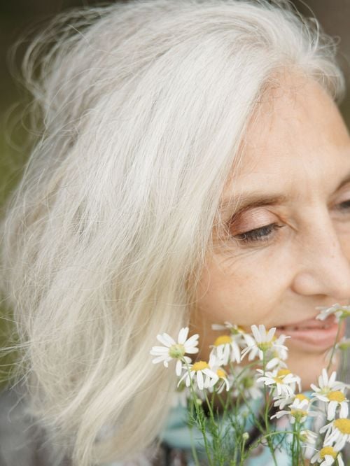 Aimez vos cheveux blancs ! Contrairement aux idées reçues, ils vous protègent considérablement
