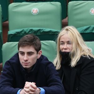 D'ailleurs, l'actrice de "Manon des sources" a publié sur Instagram un cliché de son fils Yohann ayant hérité de ses beaux yeux bleus. 

Emmanuelle Béart et son fils Johan Moreau Moreau - People dans les tribunes des internationaux de France de Roland Garros à Paris le 3 juin 2016. © Cyril Moreau / Bestimage