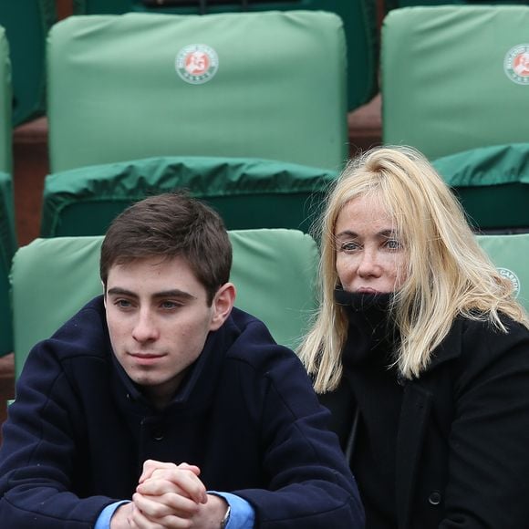D'ailleurs, l'actrice de "Manon des sources" a publié sur Instagram un cliché de son fils Yohann ayant hérité de ses beaux yeux bleus. 

Emmanuelle Béart et son fils Johan Moreau Moreau - People dans les tribunes des internationaux de France de Roland Garros à Paris le 3 juin 2016. © Cyril Moreau / Bestimage