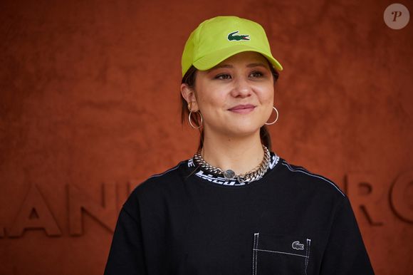 Elle finit par quitter l'émission en 2020, quand on lui demande de remplacer sa chronique hebdomadaire à quatre pastilles par semaine.

Laura Felpin au village lors des Internationaux de France de tennis de Roland Garros 2023, à Paris, France, le 9 juin 2023. © Jacovides-Moreau/Bestimage