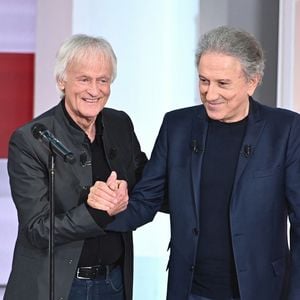 Exclusif - Dave et Michel Drucker - Enregistrement de l'émission "Vivement dimanche" au studio Gabriel à Paris, le 17 avril 2024, présentée par M.Drucker, et diffusée le 28 avril 2024 sur France 3. 
© Guillaume Gaffiot / Bestimage