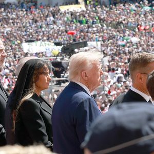 Le président américain Donald Trump, sa femme Melania Trump, Le roi Felipe VI et la reine Letizia d’Espagne - Le roi Felipe VI et la reine Letizia d’Espagne, assistent aux funérailles du pape François devant la basilique Saint Pierre à Rome, le 26 avril 2025. 
© Casa de SM El Rey / Bestimage LALO YASKY / BESTIMAGE