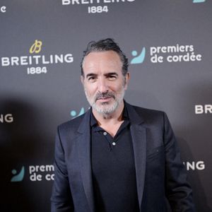 Jean Dujardin - Dîner de charité Breitling à la Samaritaine pour l’association "Premiers de Cordée" à Paris le 4 avril 2024. L'association Premiers de Cordée propose des animations sportives auprès des enfants hospitalisés.  © Rachid Bellak/Bestimage