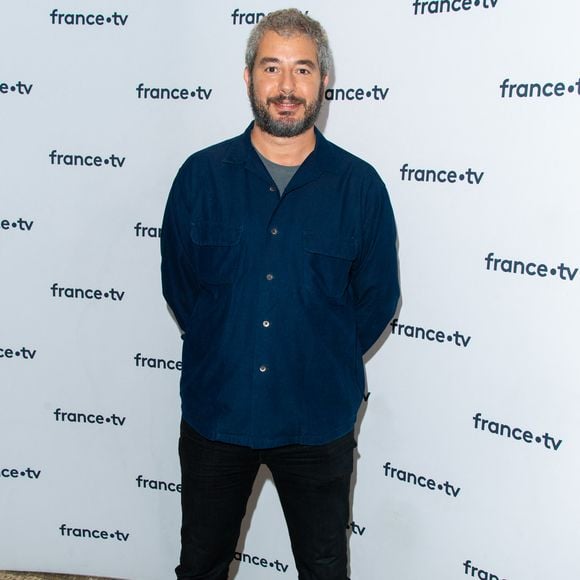 Ali Baddou lors du photocall dans le cadre de la conférence de presse de France Télévisions au Pavillon Gabriel à Paris, France, le 24 août 2021. © Pierre Perusseau/Bestimage