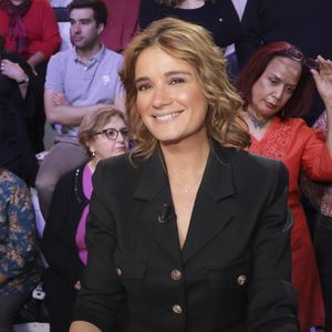 "Mais il vous connaît !", a-t-elle alors lancé à l'animateur. "Il était à votre bar-mitsvah !" De quoi étonner Cyril Hanouna, qui ne se rappelait alors de rien. 

Exclusif - Pascale De La Tour Du Pin - Sur le plateau de l'émission "Face à Hanouna" diffusée le 10 février 2024 sur C8 . Le 8 février 2024. © Jack Tribeca / Bestimage