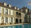 Le chanteur se souvient qu’à l’époque, le sol était encore en terre battue.

Maison de Pierre Perret à Nangis, en Seine-et-Marne, son havre de paix avec piscine. Les images ont été diffusés dans "Vivement dimanche" sur France 3 le 16 novembre 2025.