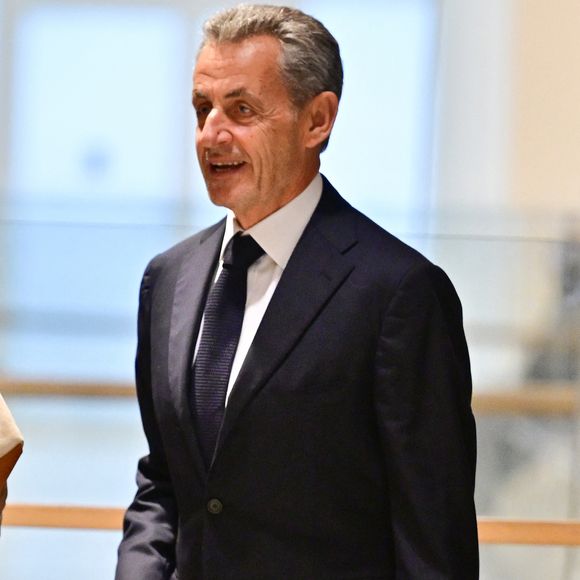 Le pot de départ a été très bref, Nicolas Sarkozy n’y est resté qu’une demi-heure. Un passage express mais symbolique avant le début de sa peine.

Nicolas Sarkozy au Tribunal judiciaire (Batignolles, 32ème chambre correctionnelle) pour l'annonce de la décision dans le cadre du procès Lybien le 25 septembre 2025.

© Christian Liewig / Bestimage