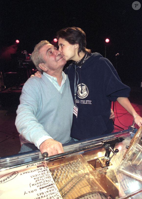Archives - Exclusif - Gilbert Bécaud et sa fille Emily, responsable de l'arrangement musical, lors d'un concert à Poitiers. Fin des années 1990
© Jean-Claude Woestelandt / Bestimage