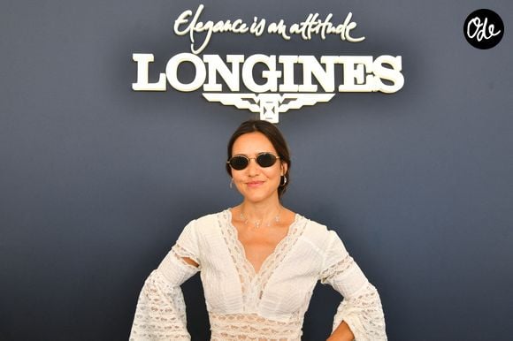 La rentrée de sa fille Ghjulia a coïncidé avec les dernières étapes de production du disque.

Joyce Jonathan dans l’espace VIP “le Pavillon Eiffel,” lors de la 12ème édition Longines Paris Eiffel Jumping au pied de la Tour Eiffel sur le Champ-de-Mars à Paris, France le 20 juin 2026 © Perusseau / Veeren / Bestimage