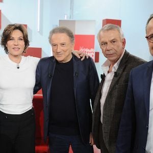 Exclusif - Clemence Massart, Mathilde Seigner, Michel Drucker, Philippe Torreton et Emmanuel Chaunu - Enregistrement de l'émission Vivement dimanche au studio Rive gauche, presentée par Michel Drucker . Diffusion sur France 3 le 22 février 2026 © Guillaume Gaffiot/Bestimage