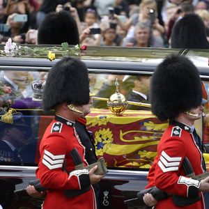 Lieu même où repose sa défunte grand-mère Elizabeth II

Illustrations de la foule lors des funérailles d'Etat de la reine Elizabeth II d'Angleterre, le 19 septembre 2022.