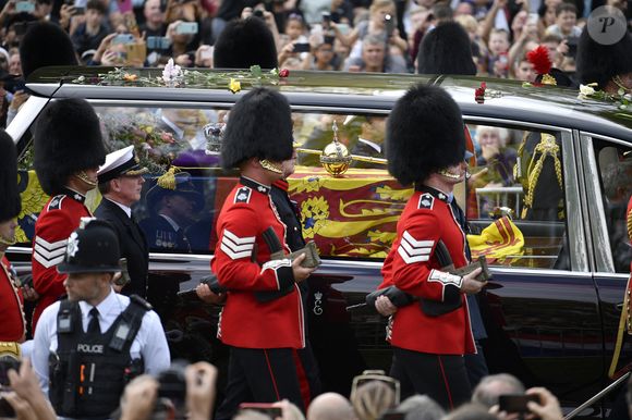 Lieu même où repose sa défunte grand-mère Elizabeth II

Illustrations de la foule lors des funérailles d'Etat de la reine Elizabeth II d'Angleterre, le 19 septembre 2022.