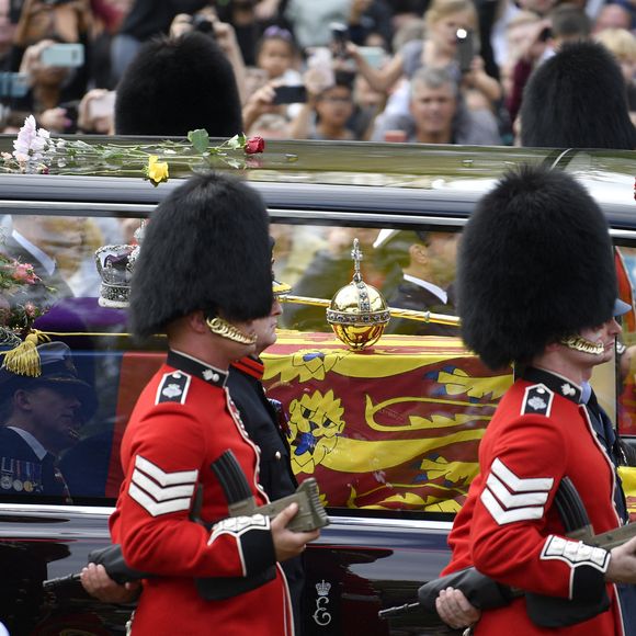 Lieu même où repose sa défunte grand-mère Elizabeth II

Illustrations de la foule lors des funérailles d'Etat de la reine Elizabeth II d'Angleterre, le 19 septembre 2022.
