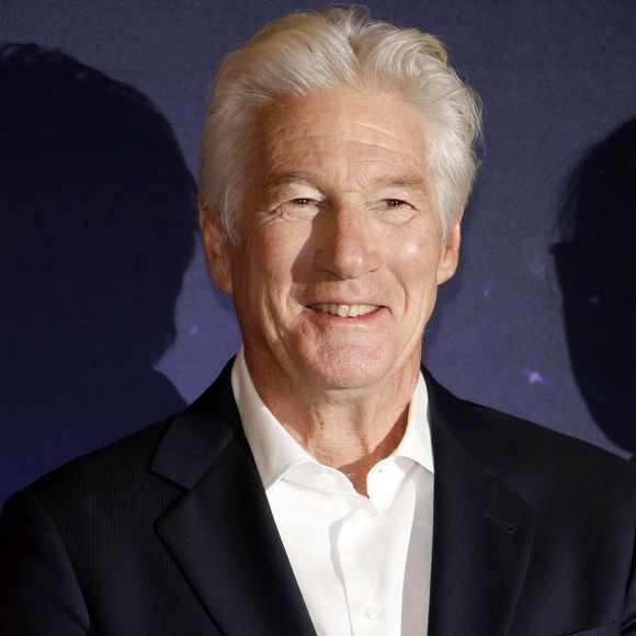 Richard Gere, vedette hollywoodienne des années quatre-vingt, ne vit plus dans son pays.

Richard Gere lors du photocall du documentaire sur la vie du Dalaï Lama, "Wisdom of Happiness", dont il est le producteur exécutif, à Berlin.
© Action Press / Bestimage