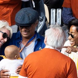L’artiste a été vu avec sa petite fille de 7 mois dans les bras

Yannick Noah, sa compagne Malika et leur fille Keelaani lors de l'hommage à R.Nadal lors des internationaux de France de tennis à Roland Garros le 25 mai 2025. © Jacovides / Moreau / Bestimage