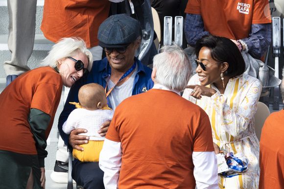 L’artiste a été vu avec sa petite fille de 7 mois dans les bras

Yannick Noah, sa compagne Malika et leur fille Keelaani lors de l'hommage à R.Nadal lors des internationaux de France de tennis à Roland Garros le 25 mai 2025. © Jacovides / Moreau / Bestimage