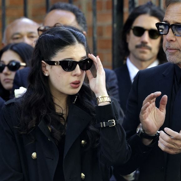 Lors de ses obsèques fleuries de blanc ce 24 avril, ses proches ont pleuré une femme qui regardait encore vers l'avenir.

Cylia Chasman, fille de la défunte, et son père Steven Chasman - Sortie des obsèques de Nadia Farès en l'église Saint-Jean-de-Montmartre à Paris, le 24 avril 2026. N.Farès est décédée le 17 avril 2026 quelques jours après un "incident cardiaque" survenu le 12 avril 2026 dans la piscine du complexe sportif, Blanche (9ème).
Dominique Jacovides - Olivier Borde / Bestimage