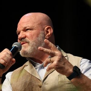 Le chef Philippe Etchebest lors du 20e Festival du Livre gourmand au Théâtre de Périgueux, le 15 novembre 2025.

©Jean-Marc LHOMER/Bestimage.