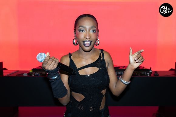 La chanteuse devient l'une des nouvelles égéries de la marque Crocs.

Ebony - Pour célébrer ses 50 ans à Paris, Apple installe un studio d'enregistrement éphémère au cœur de l'Apple Store des Champs-Elysées à Paris le 27 mars 2026. © Florian Lavielle/Bestimage