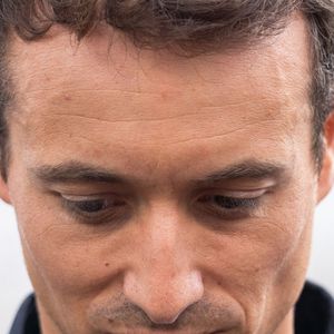 Le journaliste français Hugo Clément lors d'une manifestation de soutien à l'ONG Sea Shepherd du fondateur canadien Paul Watson à Paris le 4 septembre 2024. Photo par Alexis Jumeau/ABACAPRESS.COM