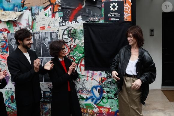 Ben Attal, Rachida Dati (ministre de la culture), Charlotte Gainsbourg lors de la cérémonie de dévoilement de la plaque "Maison des Illustres" de la Maison Gainsbourg à Paris, France, le 2 avril 2024. © Christophe Clovis/Bestimage