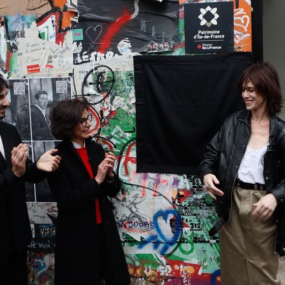 Ben Attal, Rachida Dati (ministre de la culture), Charlotte Gainsbourg lors de la cérémonie de dévoilement de la plaque "Maison des Illustres" de la Maison Gainsbourg à Paris, France, le 2 avril 2024. © Christophe Clovis/Bestimage