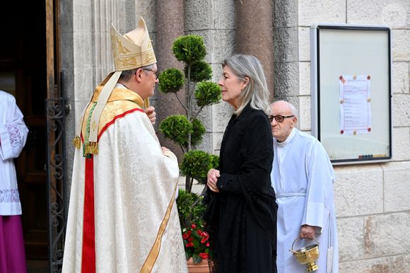 Monseigneur Dominique-Marie David et la princesse Caroline de Hanovre - La famille princière monégasque a assisté à la messe pontificale en hommage au pape François, célébrée en la Cathédrale de Monaco par Monseigneur Dominique-Marie David, le 22 avril 2025.
© Bruno Bebert / Bestimage