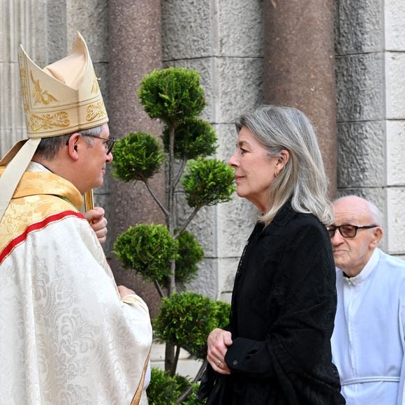Monseigneur Dominique-Marie David et la princesse Caroline de Hanovre - La famille princière monégasque a assisté à la messe pontificale en hommage au pape François, célébrée en la Cathédrale de Monaco par Monseigneur Dominique-Marie David, le 22 avril 2025.
© Bruno Bebert / Bestimage