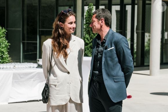 Visiblement émue, la fille cadette d'Anthony Delon a prononcé un discours face à l'assemblée et au maire David Lisnard, avant de dévoiler la plaque.

Alors que les enfants Delon étaient invités à l'inauguration du parvis Alain Delon au coeur du Campus Georges Méliès de Cannes, c'est Liv Delon la fille cadette d'Anthony qui est venue en présence du maire de la ville, David Lisnard, à Cannes, France, le 22 mai 2026. © Sam Delpech/Bestimage