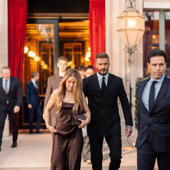 David Beckham et sa fille Harper Seven sortent de l'hôtel La Réserve Paris - Hotel and Spa pour se rendre au défilé de Victoria en marge de la Fashion Week de Paris (PFW), à Paris, France, le 7 mars 2025. © Tiziano da Silva/Bestimage