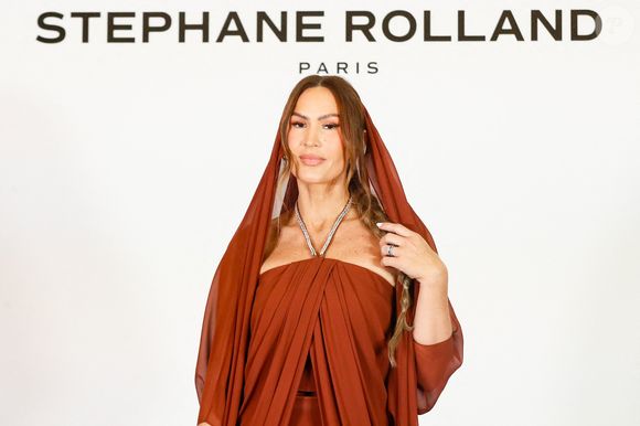 En studio ou face caméra, l'épouse de Hicham Bendaoud s'est littéralement mise à nu comme elle l'a rapporté à Bernard Montiel. 

Vitaa - Photocall du défilé de mode Haute-Couture automne-hiver 2024/2025 “Stephane Rolland” lors de la Fashion Week de Paris le 24 juin 2024. © Christophe Clovis / Bestimage